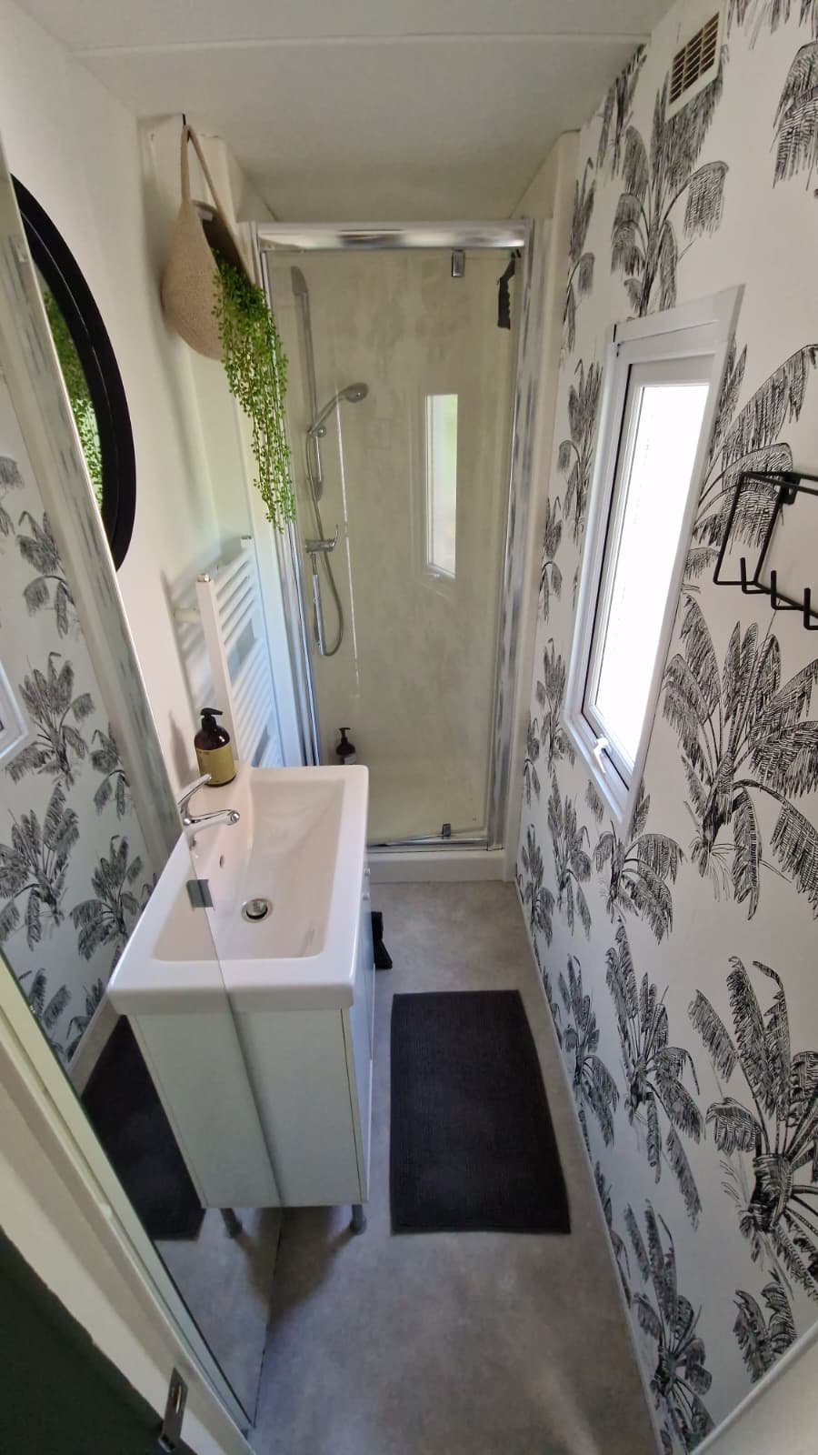 Badkamer met douche en wastafel in De Pimpelmees