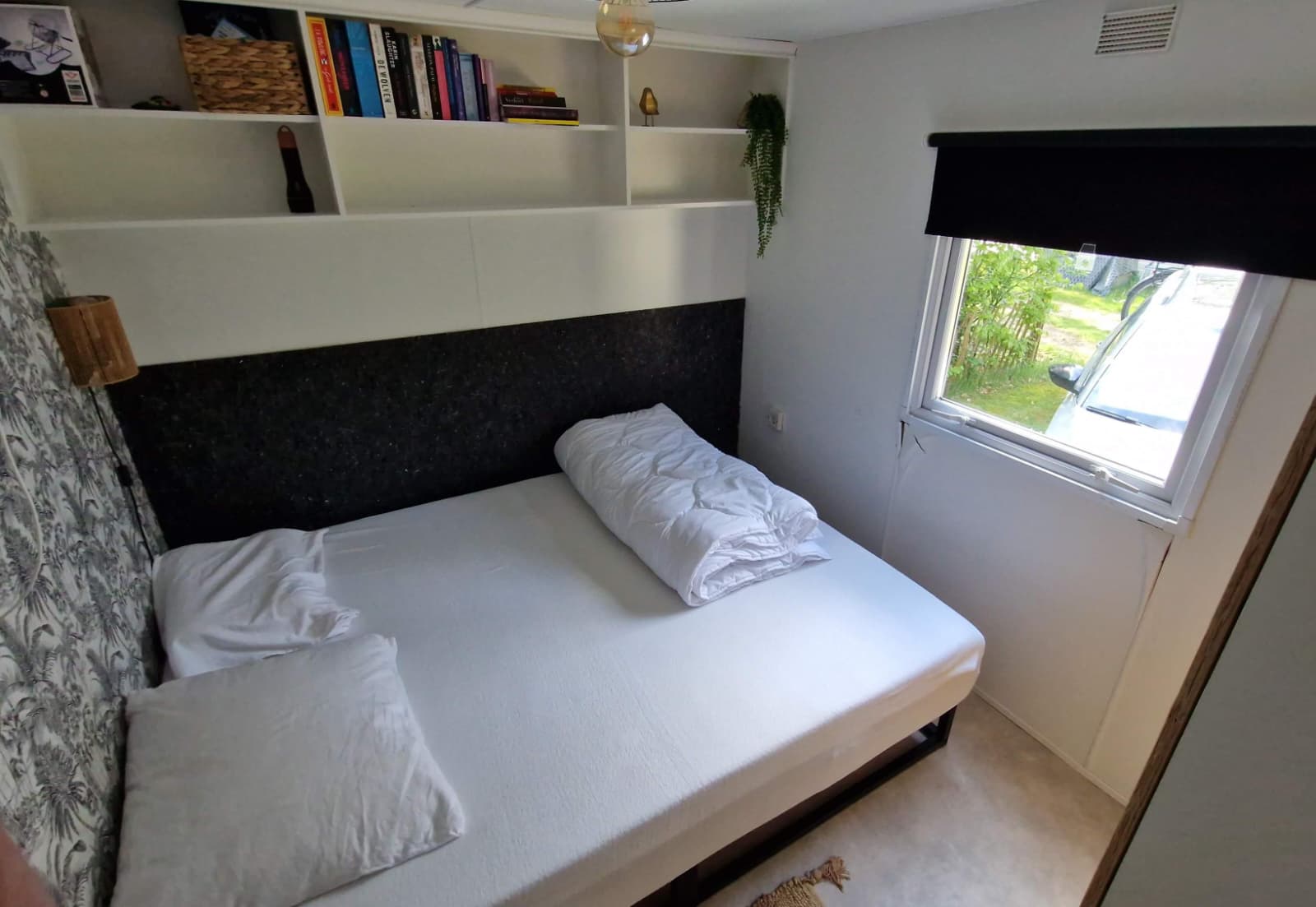 Tweepersoonsbed in de slaapkamer van De Pimpelmees